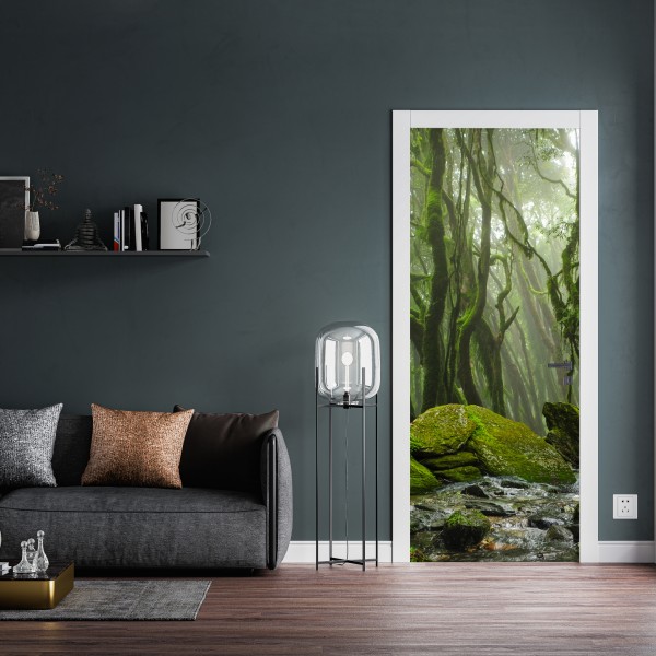Naklejka na drzwi las ze strumieniem we mgle – Wallissimo® Naklejka na drzwi las ze strumieniem we mgle – Wallissimo®