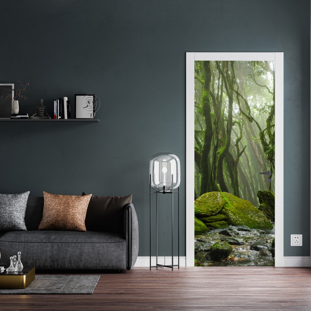 Naklejka na drzwi las ze strumieniem we mgle – Wallissimo® Naklejka na drzwi las ze strumieniem we mgle – Wallissimo®