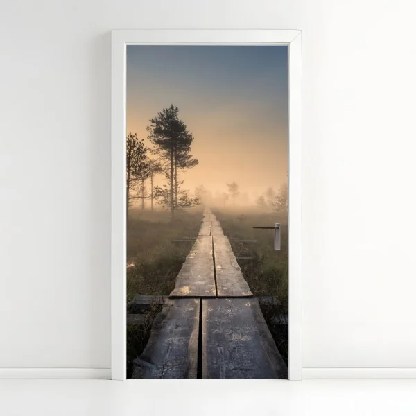 Naklejka na drzwi mglisty wschód słońca nad drewnianą kładką