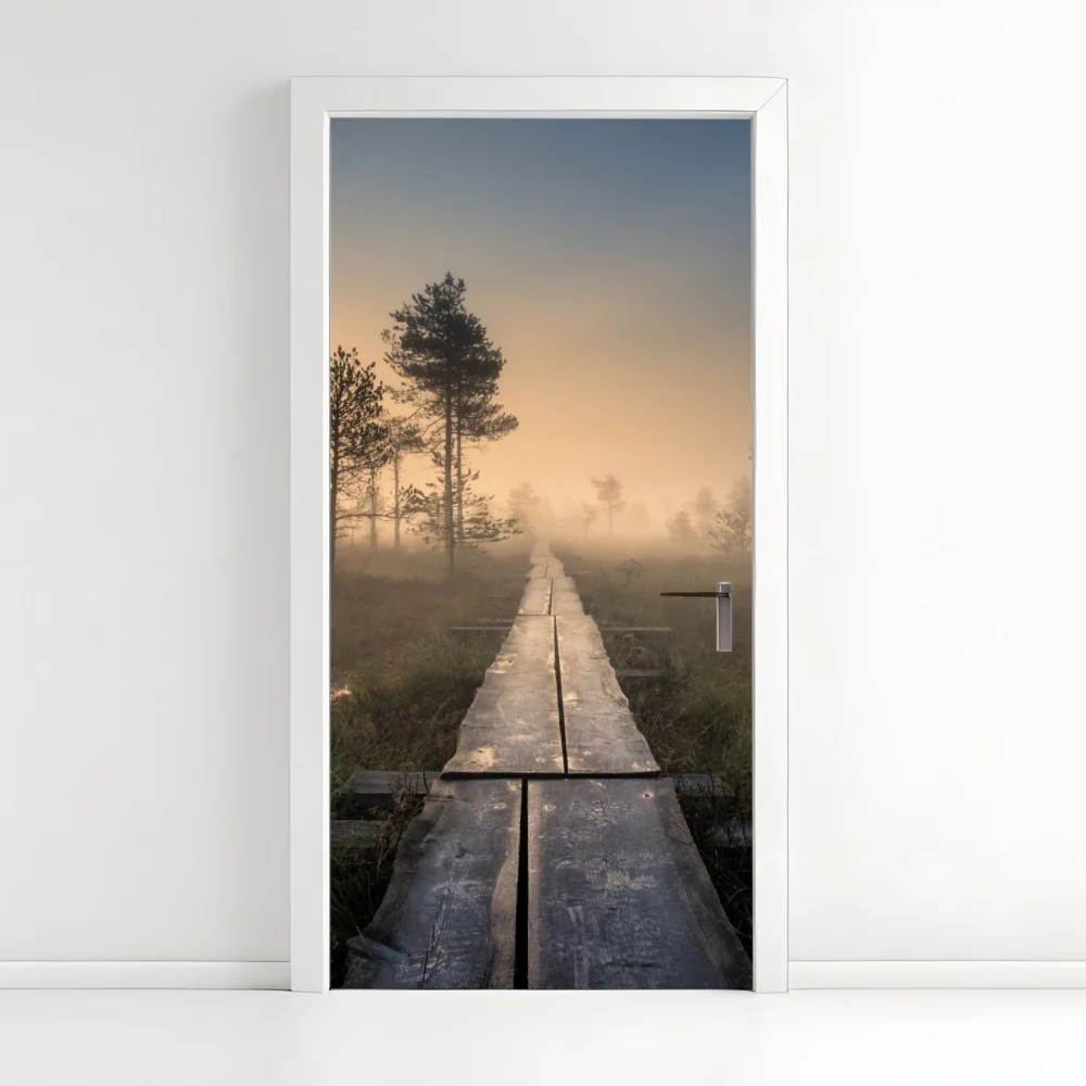 Naklejka na drzwi mglisty wschód słońca nad drewnianą kładką – Wallissimo® Naklejka na drzwi mglisty wschód słońca nad drewnianą kładką – Wallissimo®