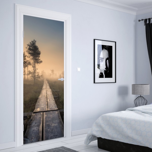Naklejka na drzwi mglisty leśny szlak – Wallissimo®