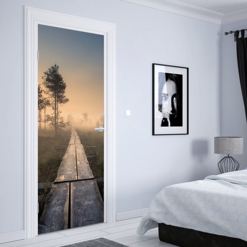 Naklejka na drzwi mglisty wschód słońca nad drewnianą kładką – Wallissimo® Naklejka na drzwi mglisty wschód słońca nad drewnianą kładką – Wallissimo®