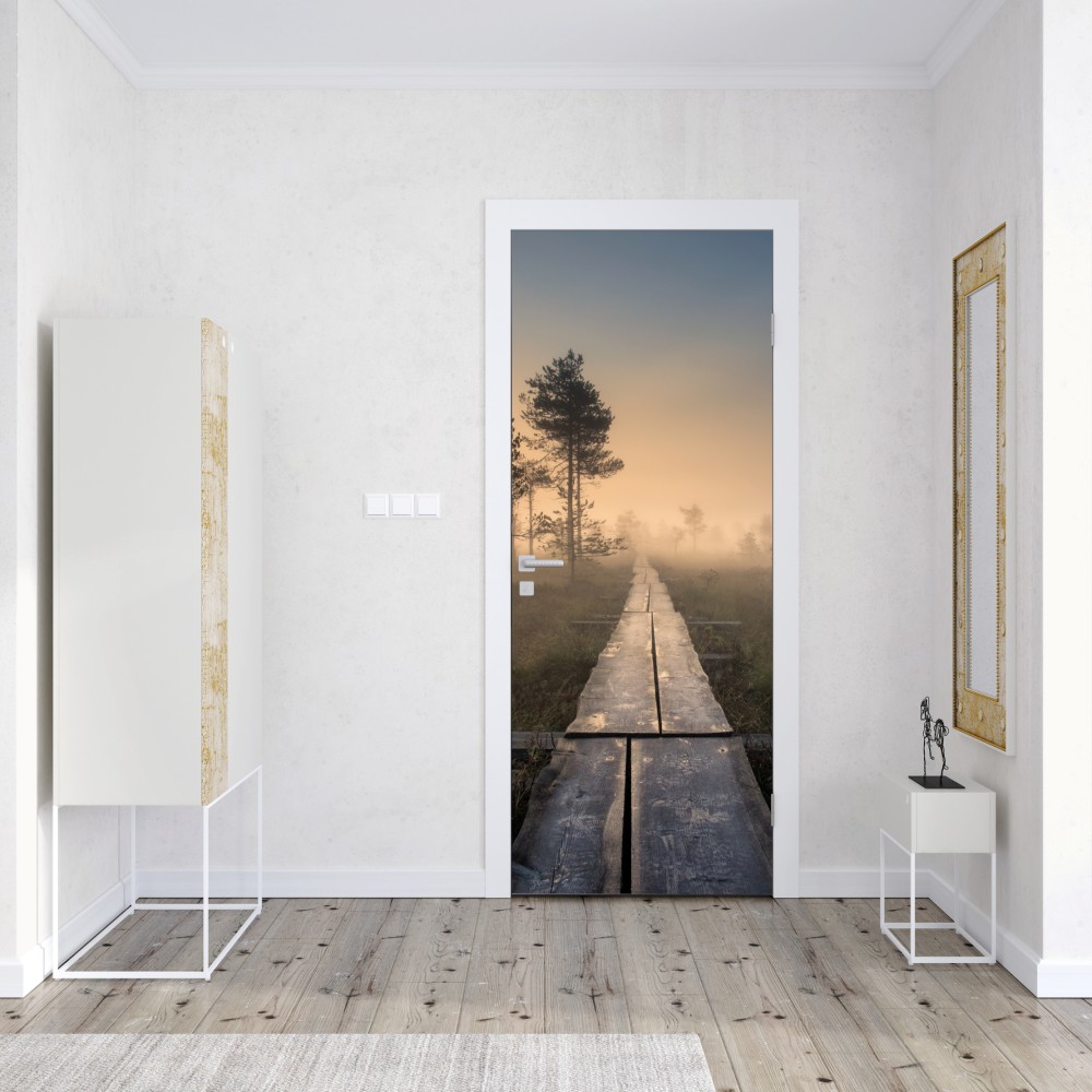 Naklejka na drzwi mglisty wschód słońca nad drewnianą kładką – Wallissimo® Naklejka na drzwi mglisty wschód słońca nad drewnianą kładką – Wallissimo®