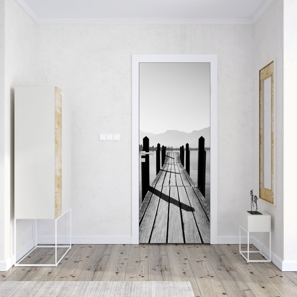 Naklejka na drzwi spokojny pomost nad jeziorem w czerni i bieli – Wallissimo® Naklejka na drzwi spokojny pomost nad jeziorem w czerni i bieli – Wallissimo®