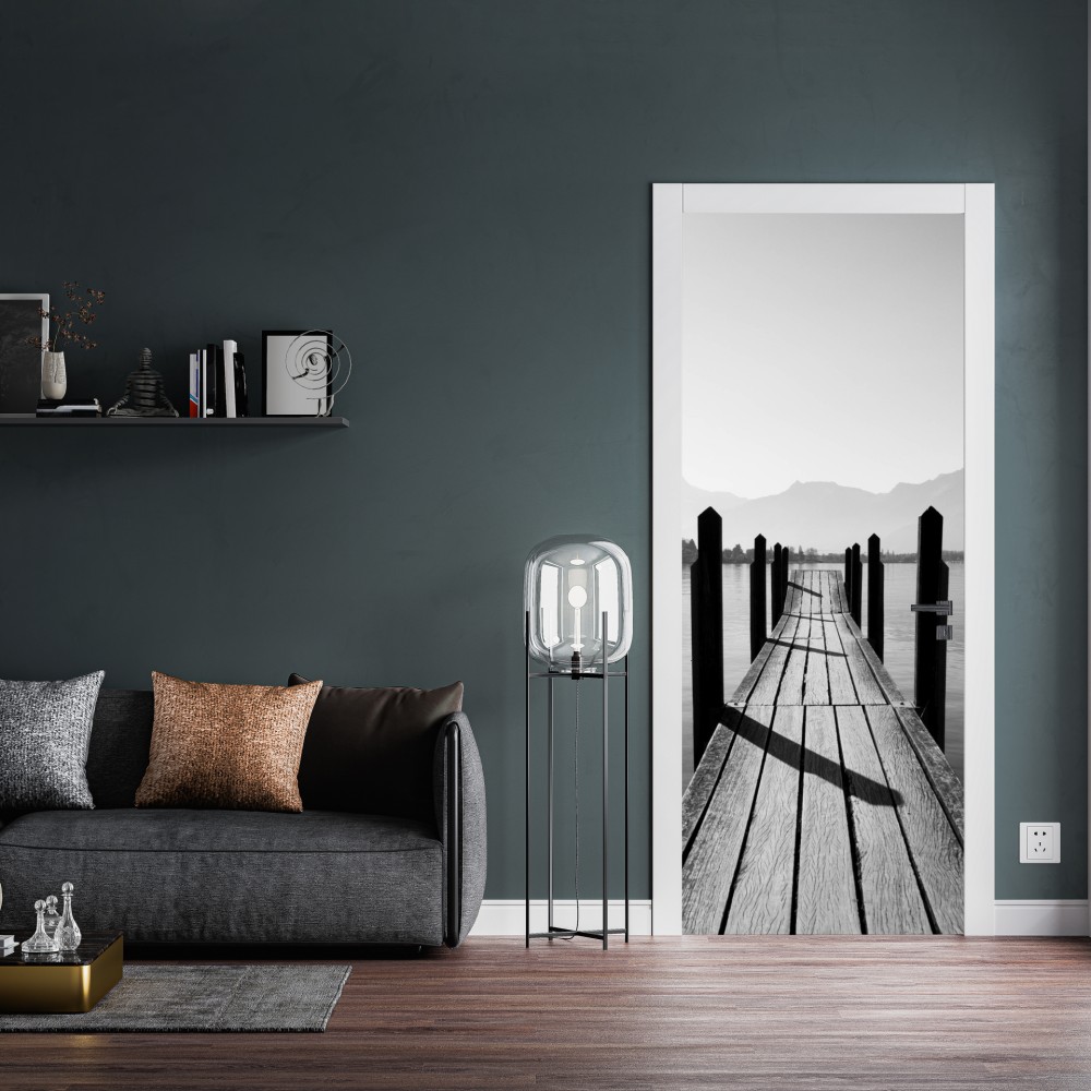 Naklejka na drzwi spokojny pomost nad jeziorem w czerni i bieli – Wallissimo® Naklejka na drzwi spokojny pomost nad jeziorem w czerni i bieli – Wallissimo®