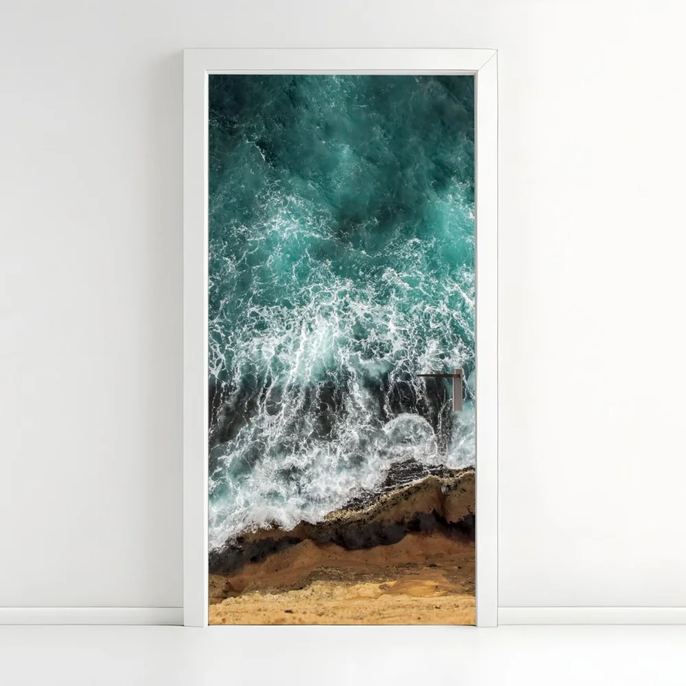 Naklejka na drzwi turkusowe wybrzeże z lotu ptaka z rozbijającymi się falami – Wallissimo® Naklejka na drzwi turkusowe wybrzeże z lotu ptaka z rozbijającymi się falami – Wallissimo®