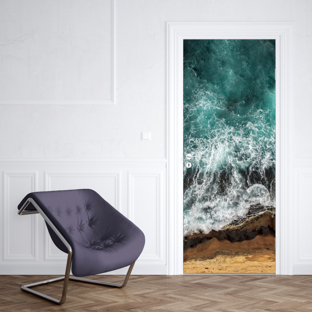 Naklejka na drzwi turkusowe wybrzeże z lotu ptaka z rozbijającymi się falami – Wallissimo® Naklejka na drzwi turkusowe wybrzeże z lotu ptaka z rozbijającymi się falami – Wallissimo®