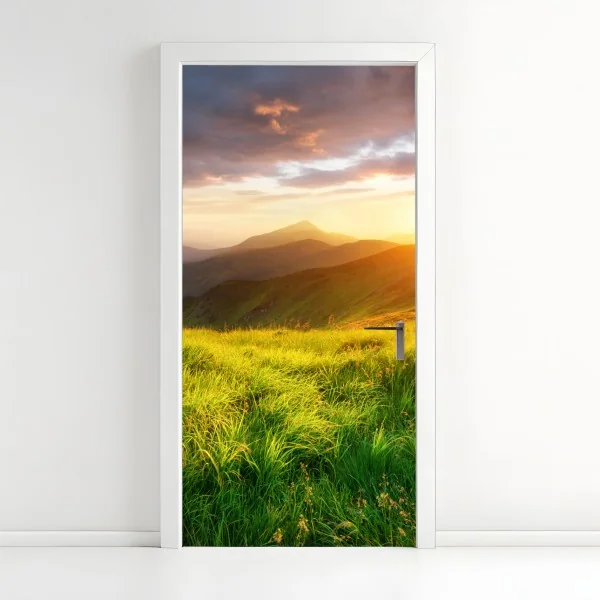 Naklejka na drzwi słoneczna górska łąka o wschodzie słońca