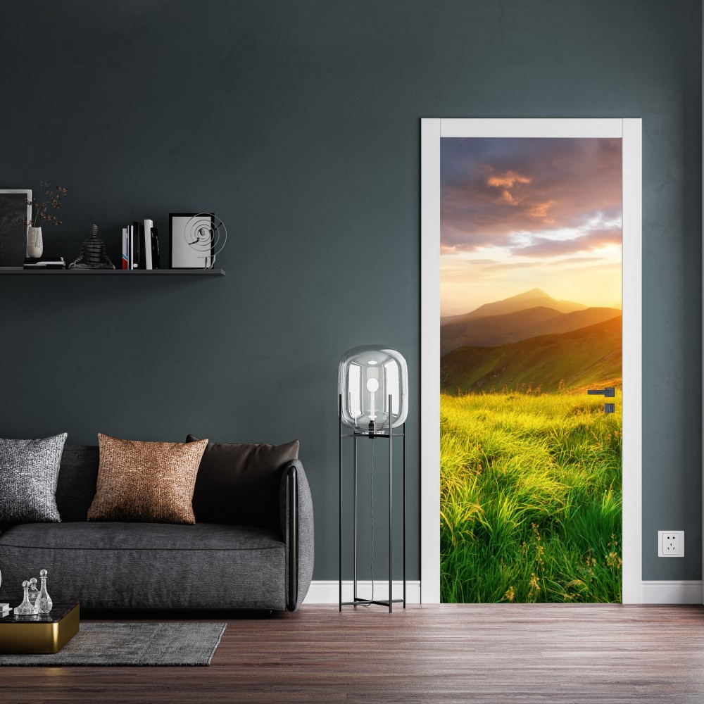 Naklejka na drzwi słoneczna górska łąka o wschodzie słońca – Wallissimo® Naklejka na drzwi słoneczna górska łąka o wschodzie słońca – Wallissimo®
