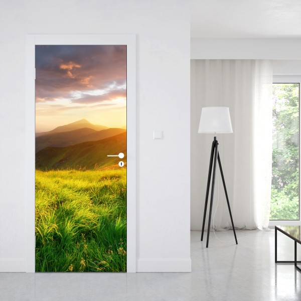 Naklejka na drzwi słoneczna górska łąka o wschodzie słońca – Wallissimo® Naklejka na drzwi słoneczna górska łąka o wschodzie słońca – Wallissimo®