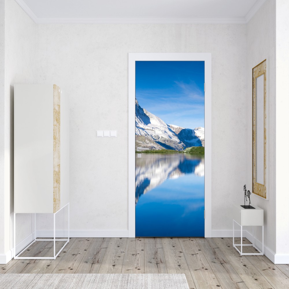 Naklejka na drzwi majestatyczne odbicie góry nad alpejskim jeziorem – Wallissimo® Naklejka na drzwi majestatyczne odbicie góry nad alpejskim jeziorem – Wallissimo®