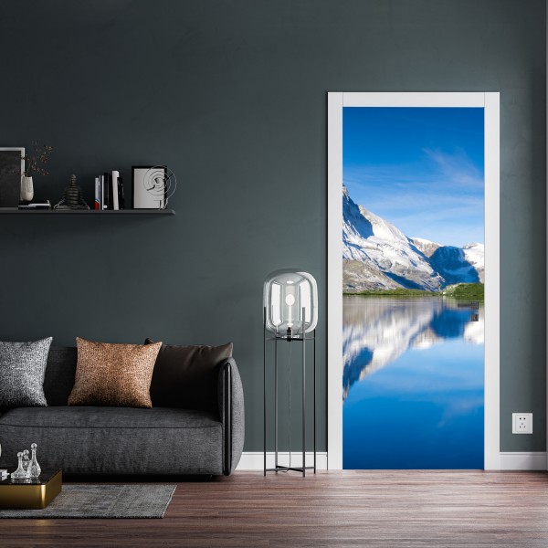 Naklejka na drzwi majestatyczne odbicie góry nad alpejskim jeziorem – Wallissimo® Naklejka na drzwi majestatyczne odbicie góry nad alpejskim jeziorem – Wallissimo®