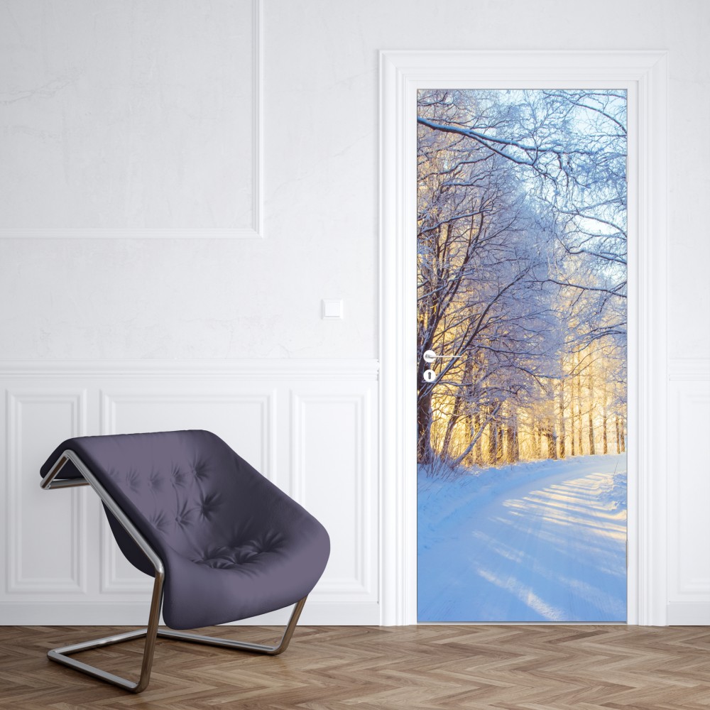 Naklejka na drzwi zimowy las brzozowy ze złotym świtem – Wallissimo® Naklejka na drzwi zimowy las brzozowy ze złotym świtem – Wallissimo®