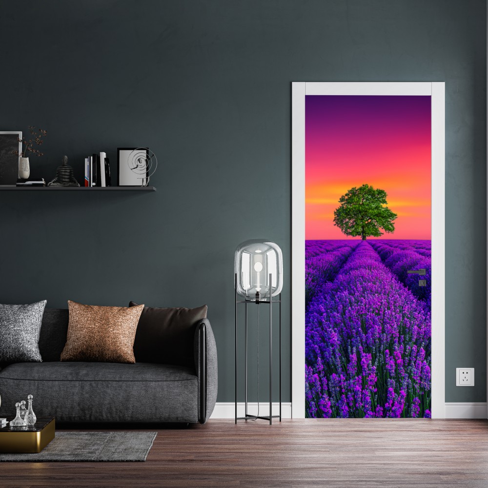 Naklejka na drzwi pole lawendy o zachodzie słońca z samotnym drzewem – Wallissimo® Naklejka na drzwi pole lawendy o zachodzie słońca z samotnym drzewem – Wallissimo®