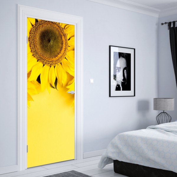 Naklejka na drzwi jasny bukiet słoneczników na żółtym tle – Wallissimo® Naklejka na drzwi jasny bukiet słoneczników na żółtym tle – Wallissimo®