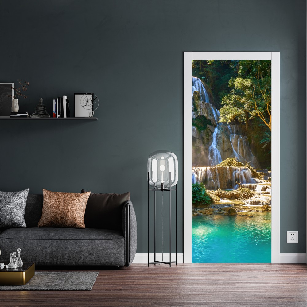 Naklejka na drzwi turkusowy wodospad w bujnym lesie – Wallissimo® Naklejka na drzwi turkusowy wodospad w bujnym lesie – Wallissimo®