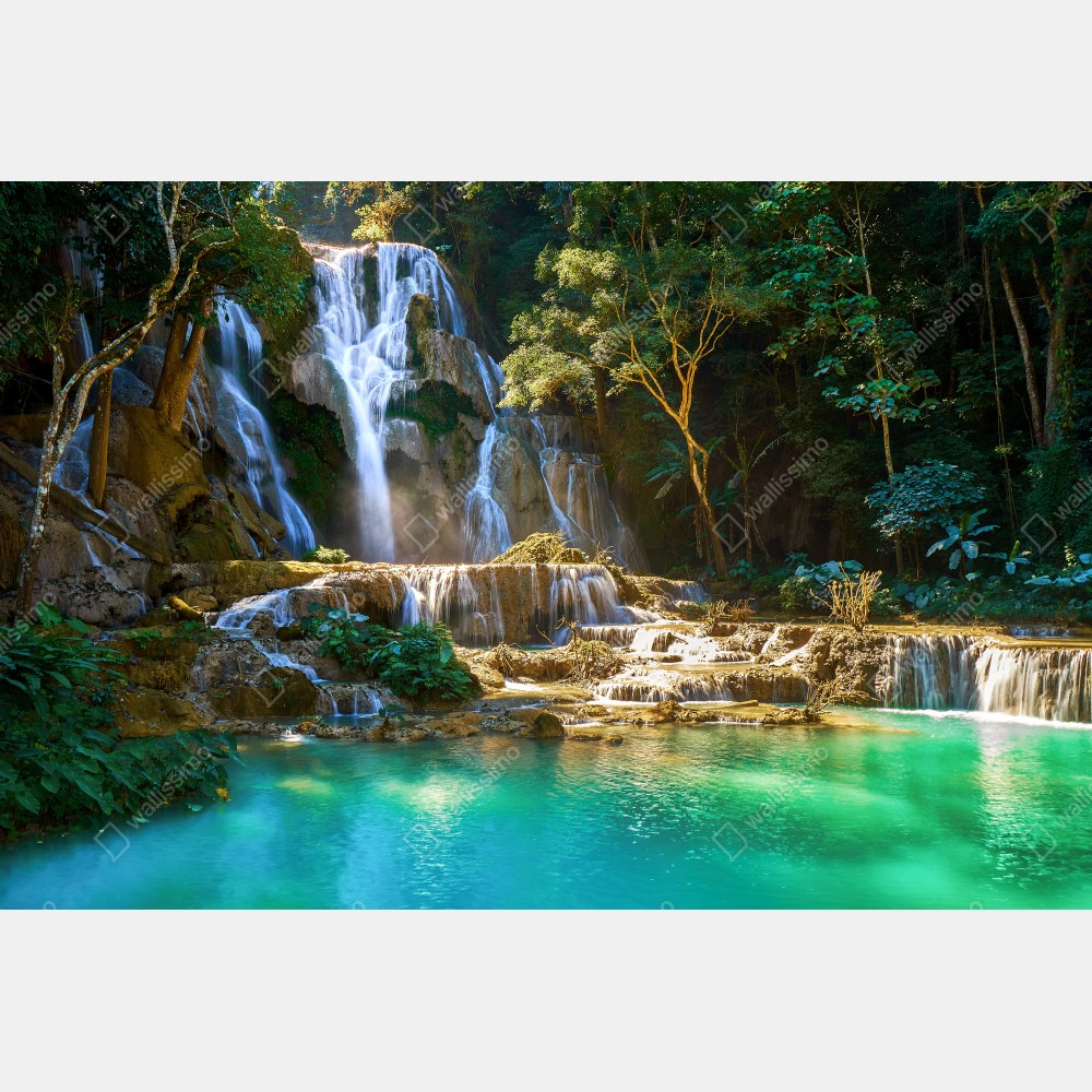 Naklejka na drzwi turkusowy wodospad w bujnym lesie – Wallissimo® Naklejka na drzwi turkusowy wodospad w bujnym lesie – Wallissimo®