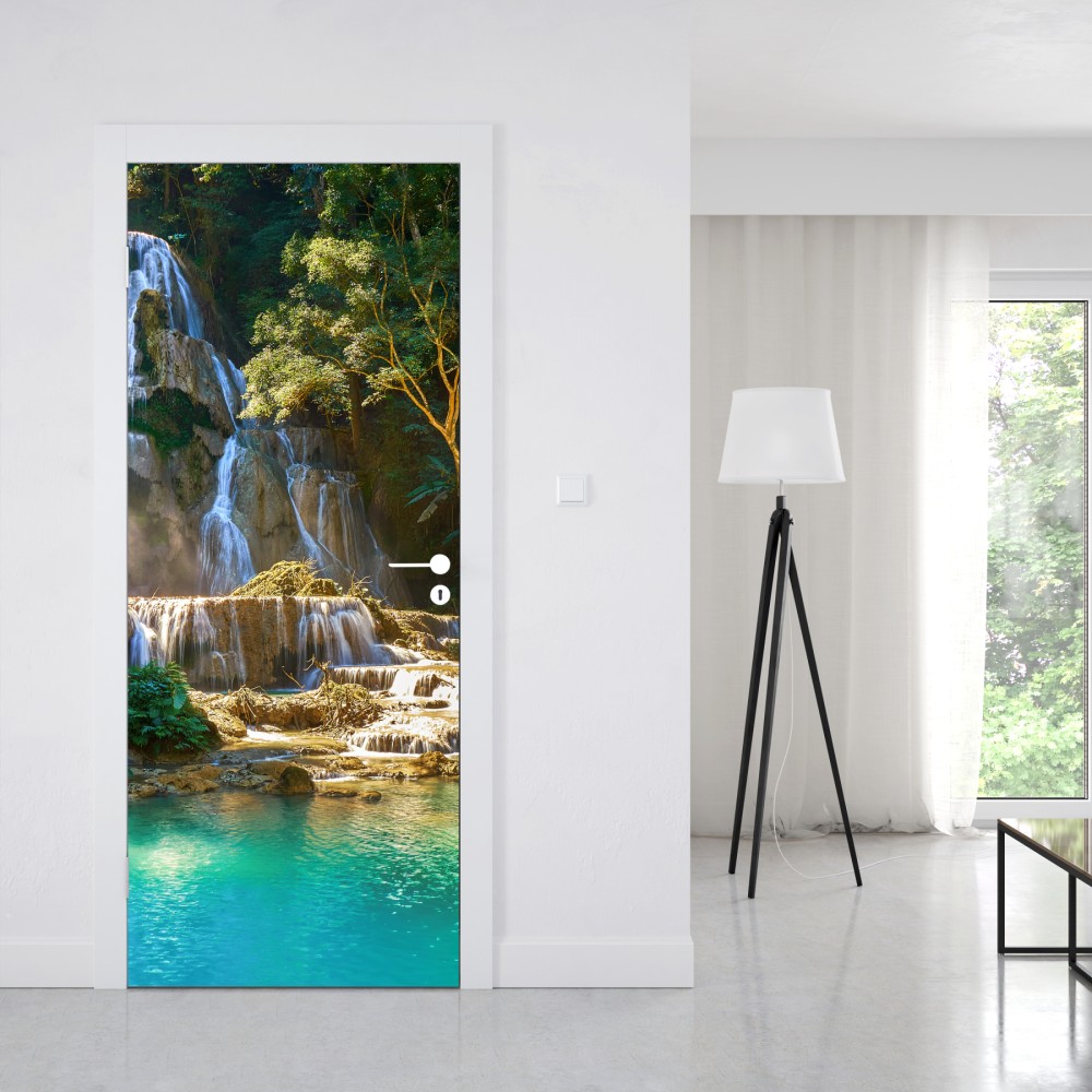 Naklejka na drzwi turkusowy wodospad w bujnym lesie – Wallissimo® Naklejka na drzwi turkusowy wodospad w bujnym lesie – Wallissimo®