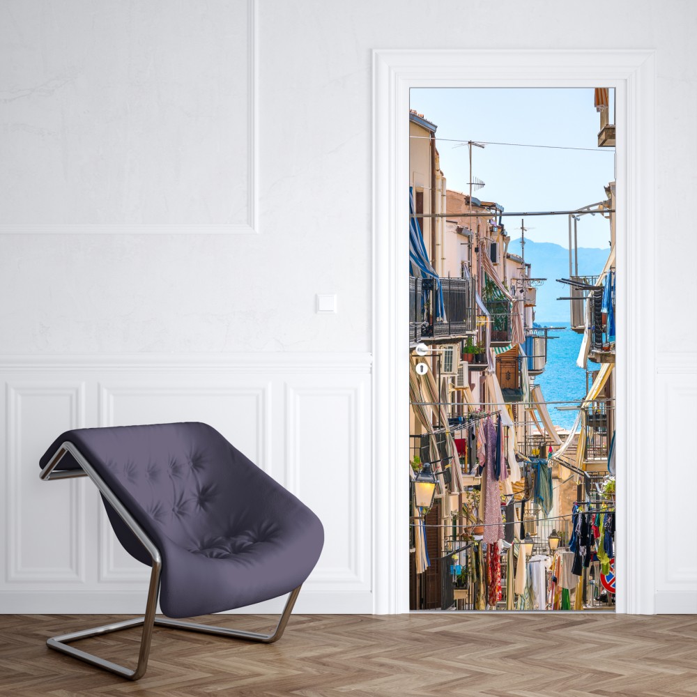 Naklejka na drzwi słoneczna uliczka nad morzem z widokiem na zatokę – Wallissimo® Naklejka na drzwi słoneczna uliczka nad morzem z widokiem na zatokę – Wallissimo®