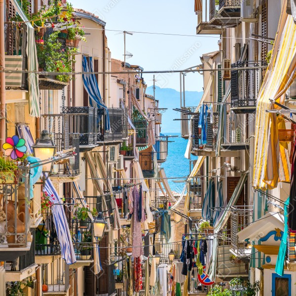 Naklejka na drzwi słoneczna uliczka nad morzem z widokiem na zatokę – Wallissimo® Naklejka na drzwi słoneczna uliczka nad morzem z widokiem na zatokę – Wallissimo®