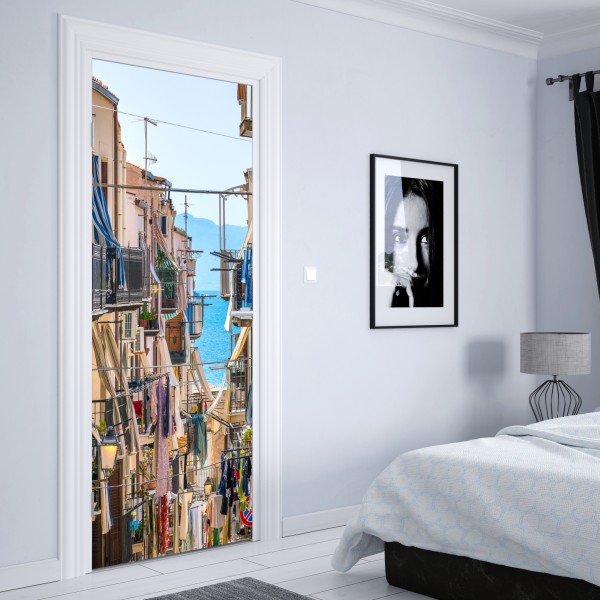 Naklejka na drzwi słoneczna uliczka nad morzem z widokiem na zatokę – Wallissimo® Naklejka na drzwi słoneczna uliczka nad morzem z widokiem na zatokę – Wallissimo®