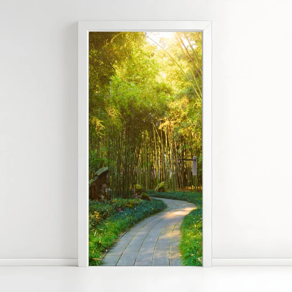 Naklejka na drzwi spokojna ścieżka w bambusowym lesie – Wallissimo® Naklejka na drzwi spokojna ścieżka w bambusowym lesie – Wallissimo®
