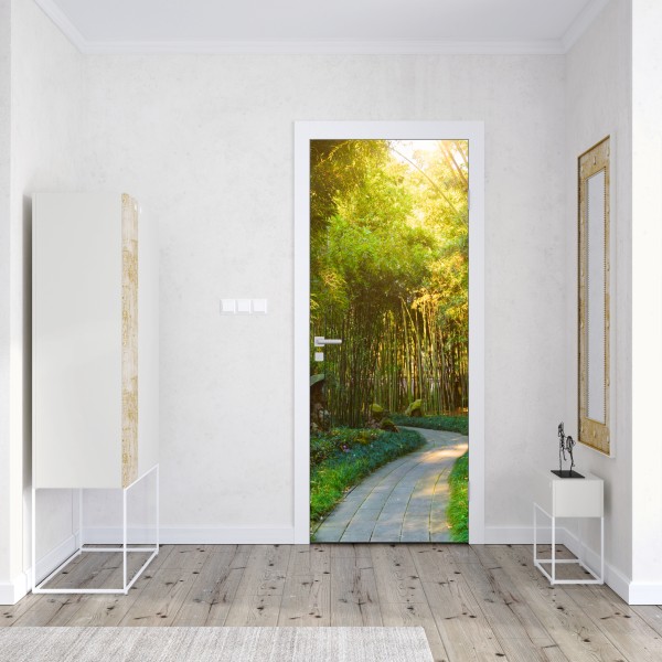 Naklejka na drzwi spokojna ścieżka w bambusowym lesie – Wallissimo® Naklejka na drzwi spokojna ścieżka w bambusowym lesie – Wallissimo®