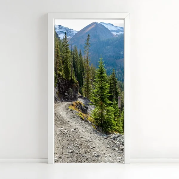 Naklejka na drzwi górski szlak przez alpejski las