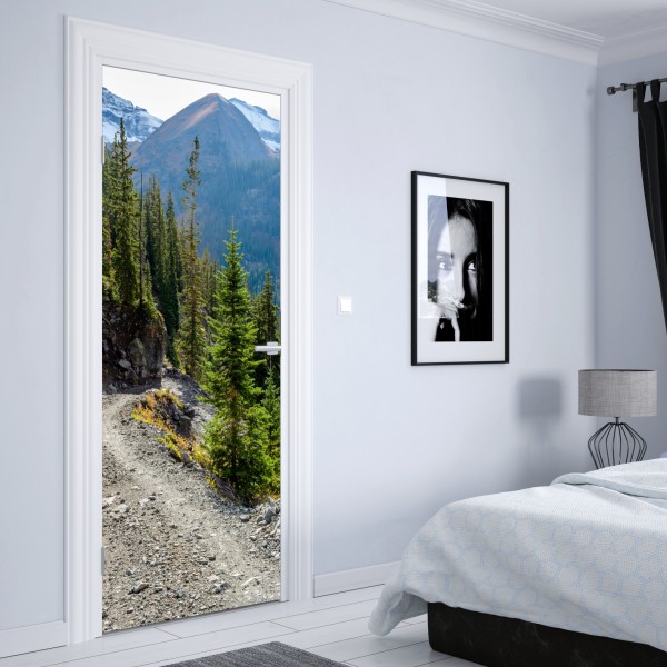 Naklejka na drzwi górski szlak przez alpejski las – Wallissimo® Naklejka na drzwi górski szlak przez alpejski las – Wallissimo®