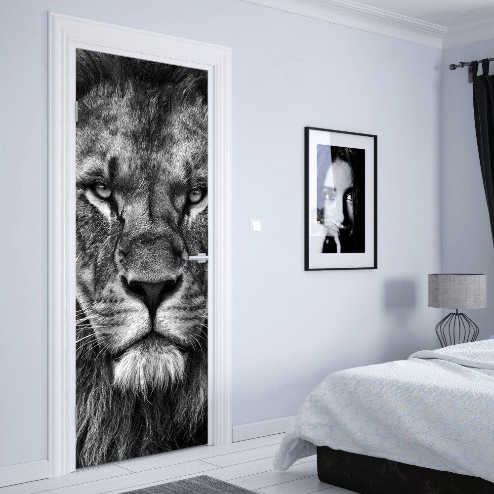 Naklejka na drzwi majestatyczny portret lwa w monochromie – Wallissimo® Naklejka na drzwi majestatyczny portret lwa w monochromie – Wallissimo®