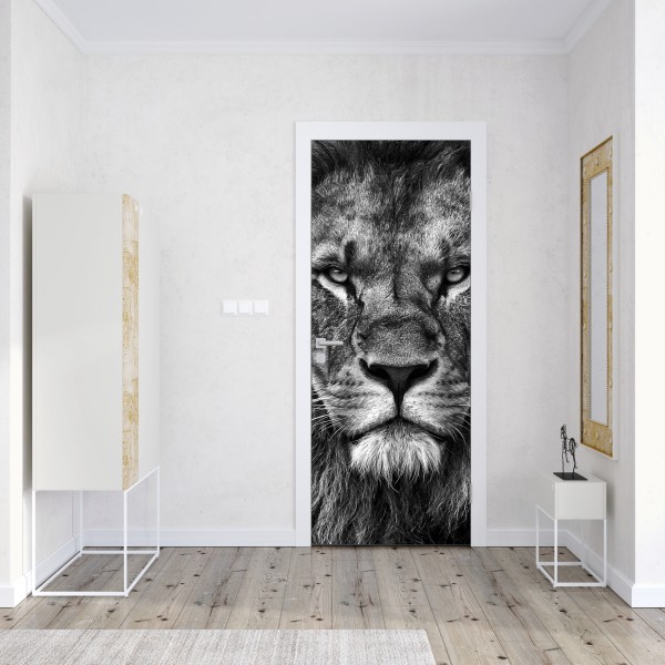 Naklejka na drzwi majestatyczny portret lwa w monochromie – Wallissimo® Naklejka na drzwi majestatyczny portret lwa w monochromie – Wallissimo®