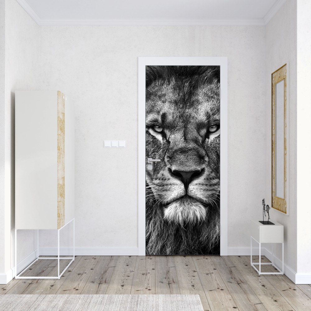 Naklejka na drzwi majestatyczny portret lwa w monochromie – Wallissimo® Naklejka na drzwi majestatyczny portret lwa w monochromie – Wallissimo®