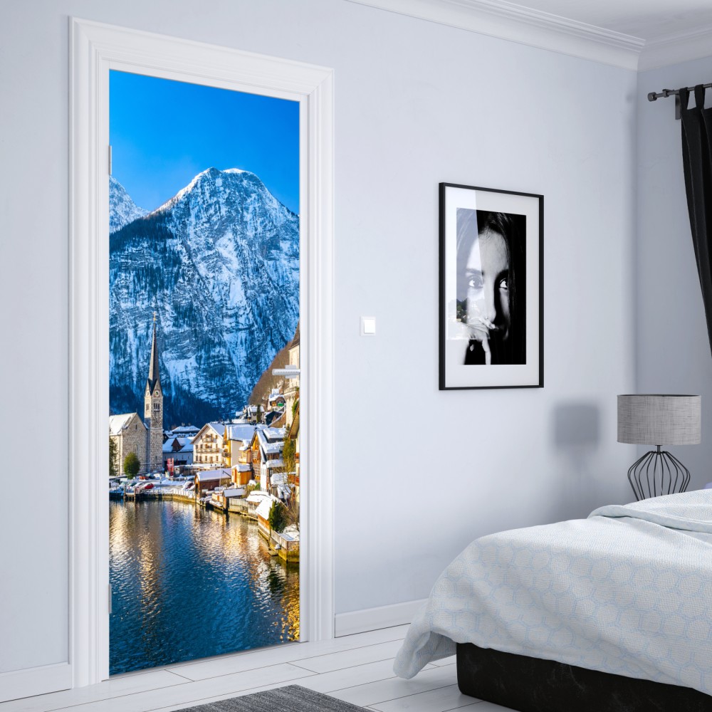 Naklejka na drzwi zimowy spokój w Hallstatt — alpejska wioska nad jeziorem – Wallissimo® Naklejka na drzwi zimowy spokój w Hallstatt — alpejska wioska nad jeziorem – Wallissimo®