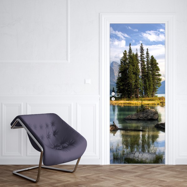 Naklejka na drzwi spokojne jezioro alpejskie z wyspą i górami – Wallissimo® Naklejka na drzwi spokojne jezioro alpejskie z wyspą i górami – Wallissimo®