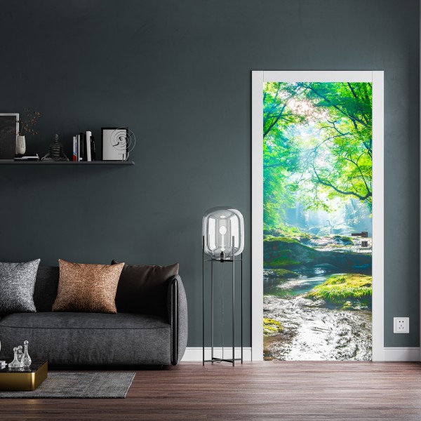 Naklejka na drzwi słoneczny leśny strumień z mchem – Wallissimo® Naklejka na drzwi słoneczny leśny strumień z mchem – Wallissimo®