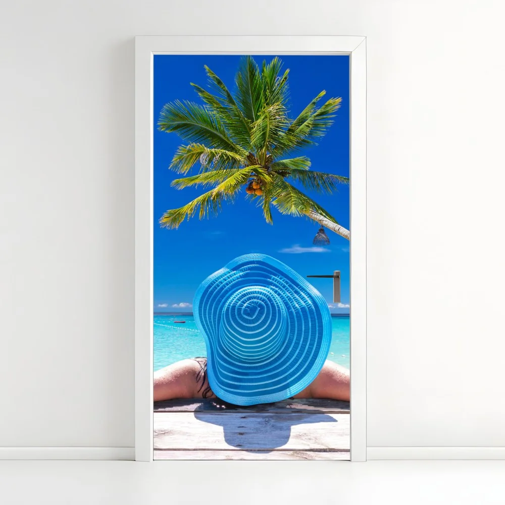 Naklejka na drzwi tropikalna plaża z niebieskim kapeluszem – Wallissimo® Naklejka na drzwi tropikalna plaża z niebieskim kapeluszem – Wallissimo®