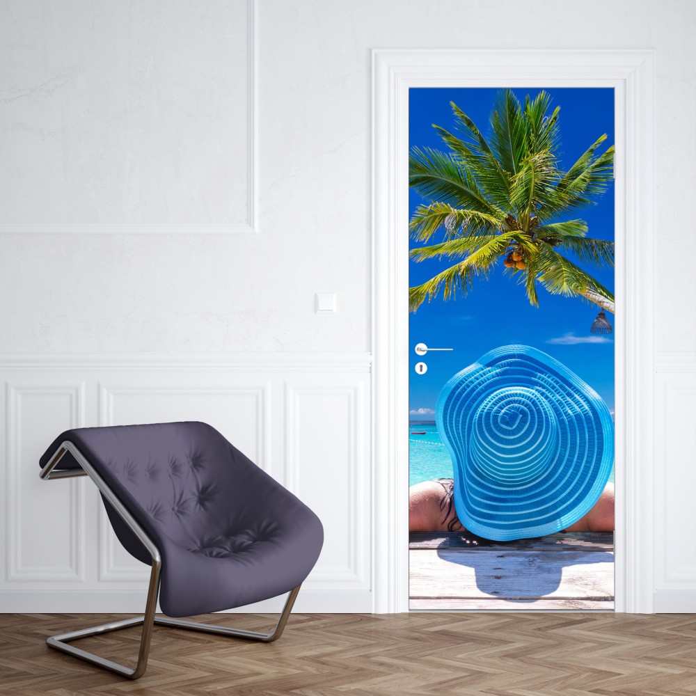 Naklejka na drzwi tropikalna plaża z niebieskim kapeluszem – Wallissimo® Naklejka na drzwi tropikalna plaża z niebieskim kapeluszem – Wallissimo®