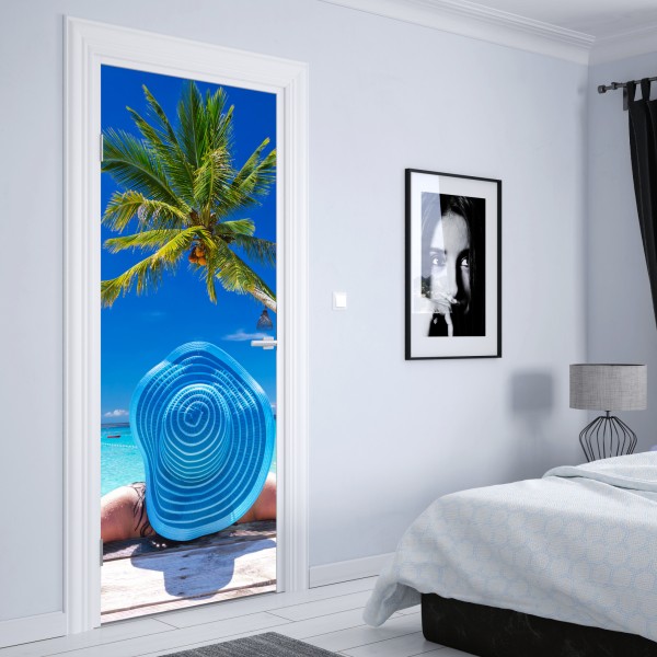 Naklejka na drzwi tropikalna plaża z niebieskim kapeluszem – Wallissimo® Naklejka na drzwi tropikalna plaża z niebieskim kapeluszem – Wallissimo®