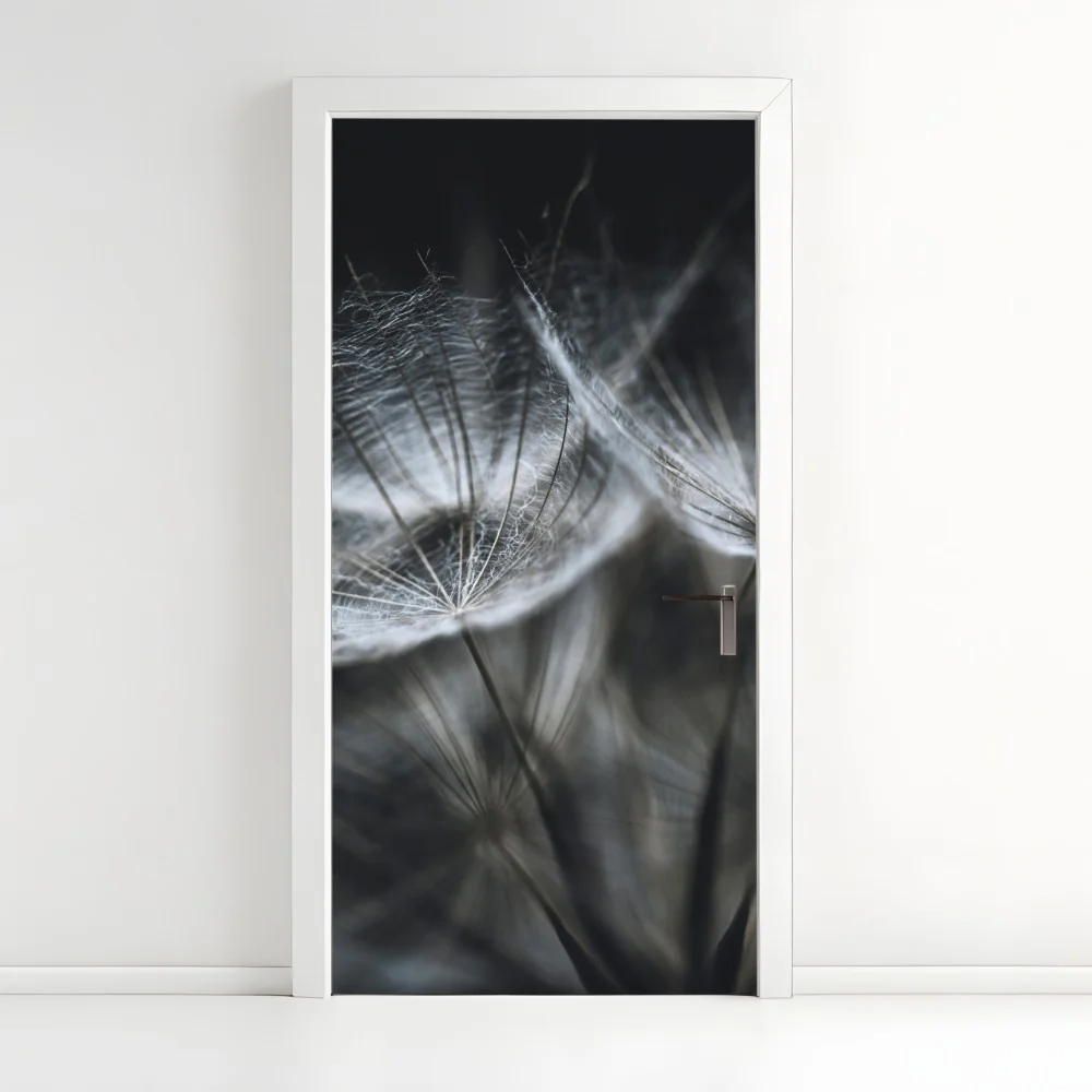 Naklejka na drzwi delikatne nasiona mniszka w monochromie – Wallissimo® Naklejka na drzwi delikatne nasiona mniszka w monochromie – Wallissimo®