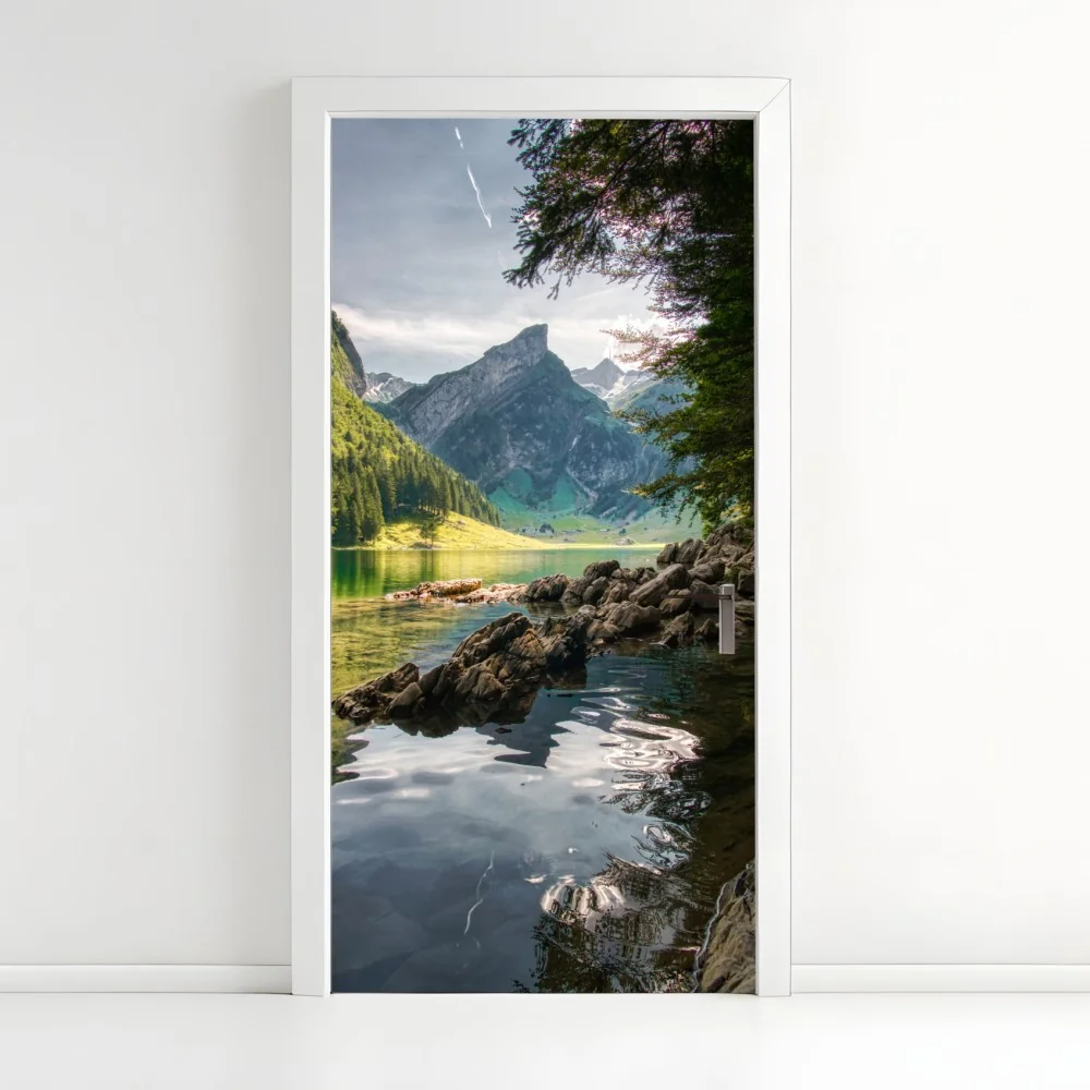 Naklejka na drzwi spokojne górskie jezioro z odbiciami lasu – Wallissimo® Naklejka na drzwi spokojne górskie jezioro z odbiciami lasu – Wallissimo®