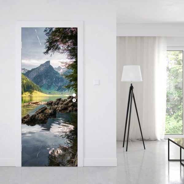 Naklejka na drzwi spokojne górskie jezioro z odbiciami lasu – Wallissimo® Naklejka na drzwi spokojne górskie jezioro z odbiciami lasu – Wallissimo®
