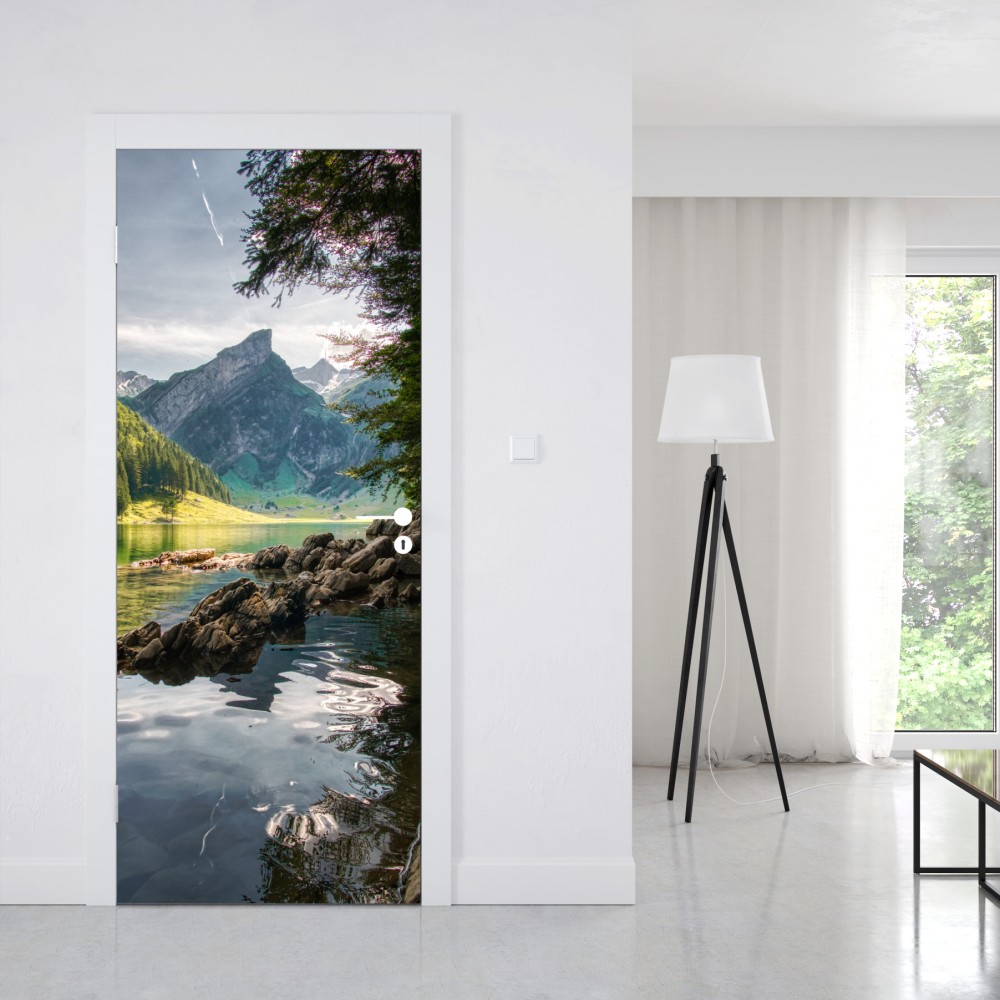Naklejka na drzwi spokojne górskie jezioro z odbiciami lasu – Wallissimo® Naklejka na drzwi spokojne górskie jezioro z odbiciami lasu – Wallissimo®