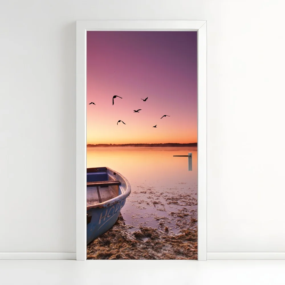 Naklejka na drzwi spokojna łódź o zmierzchu nad jeziorem – Wallissimo® Naklejka na drzwi spokojna łódź o zmierzchu nad jeziorem – Wallissimo®