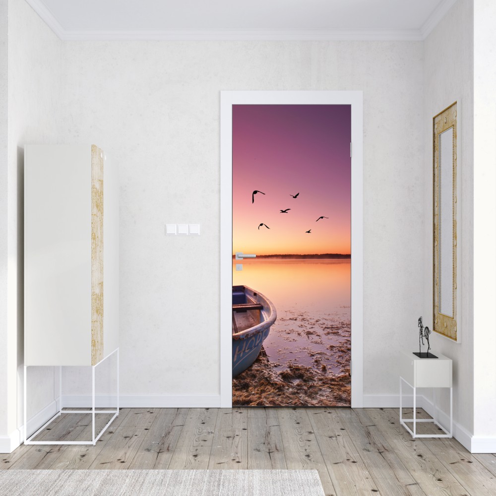 Naklejka na drzwi spokojna łódź o zmierzchu nad jeziorem – Wallissimo® Naklejka na drzwi spokojna łódź o zmierzchu nad jeziorem – Wallissimo®