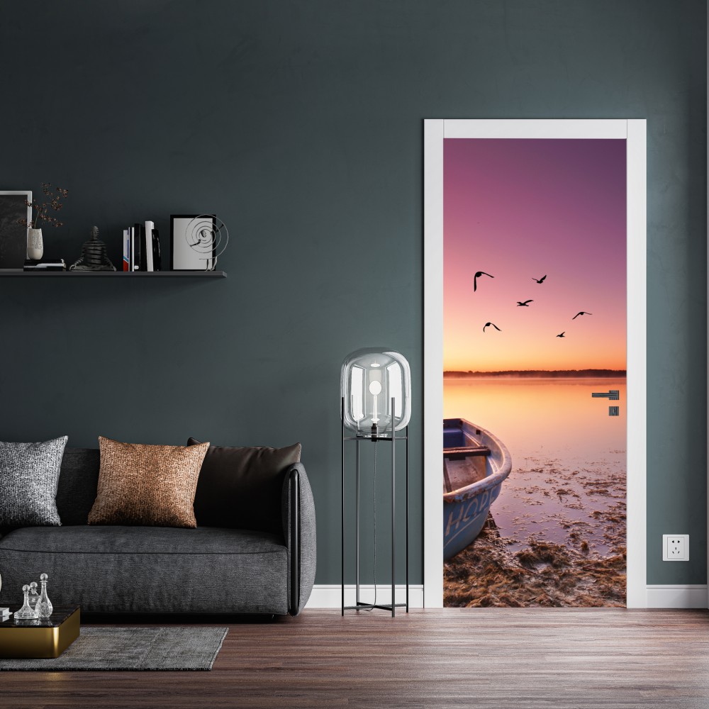 Naklejka na drzwi spokojna łódź o zmierzchu nad jeziorem – Wallissimo® Naklejka na drzwi spokojna łódź o zmierzchu nad jeziorem – Wallissimo®