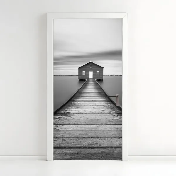 Naklejka na drzwi samotny domek na pomoście nad spokojną wodą