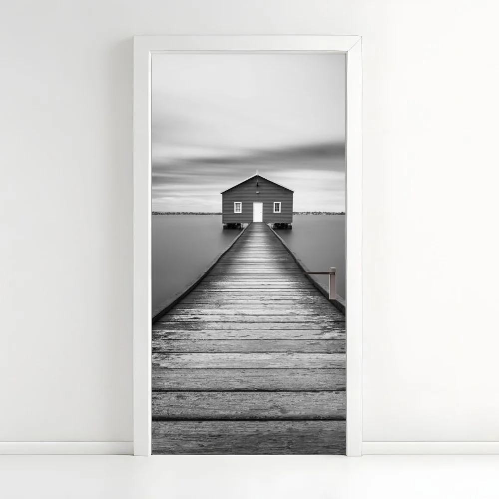 Naklejka na drzwi samotny domek na pomoście nad spokojną wodą – Wallissimo® Naklejka na drzwi samotny domek na pomoście nad spokojną wodą – Wallissimo®