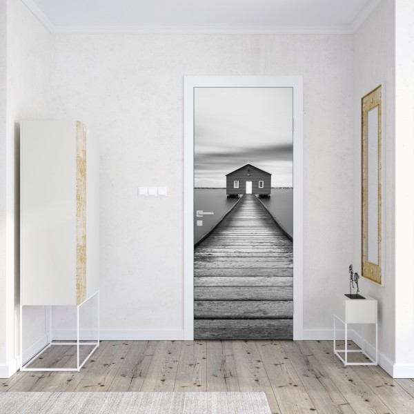 Naklejka na drzwi samotny domek na pomoście nad spokojną wodą – Wallissimo® Naklejka na drzwi samotny domek na pomoście nad spokojną wodą – Wallissimo®