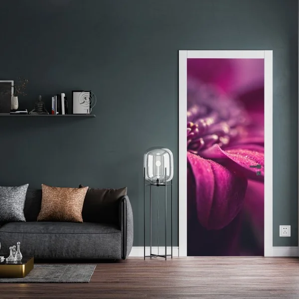 Naklejka na drzwi fioletowy makro kwiat z kroplą rosy – Wallissimo® Naklejka na drzwi fioletowy makro kwiat z kroplą rosy – Wallissimo®