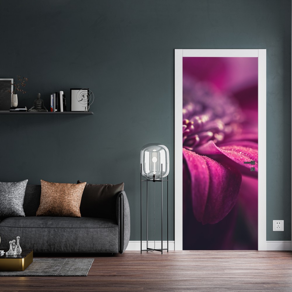 Naklejka na drzwi fioletowy makro kwiat z kroplą rosy – Wallissimo® Naklejka na drzwi fioletowy makro kwiat z kroplą rosy – Wallissimo®